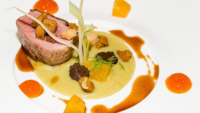 Filetto di vitello su crema di sedano rapa, agrumi, crumble salato e tartufo