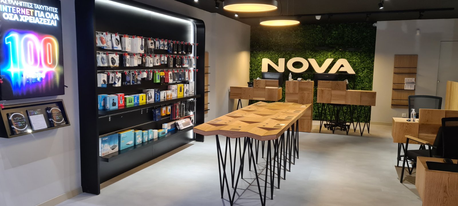 Notranje oblikovanje trgovine s poudarkom na uporabniški izkušnji.