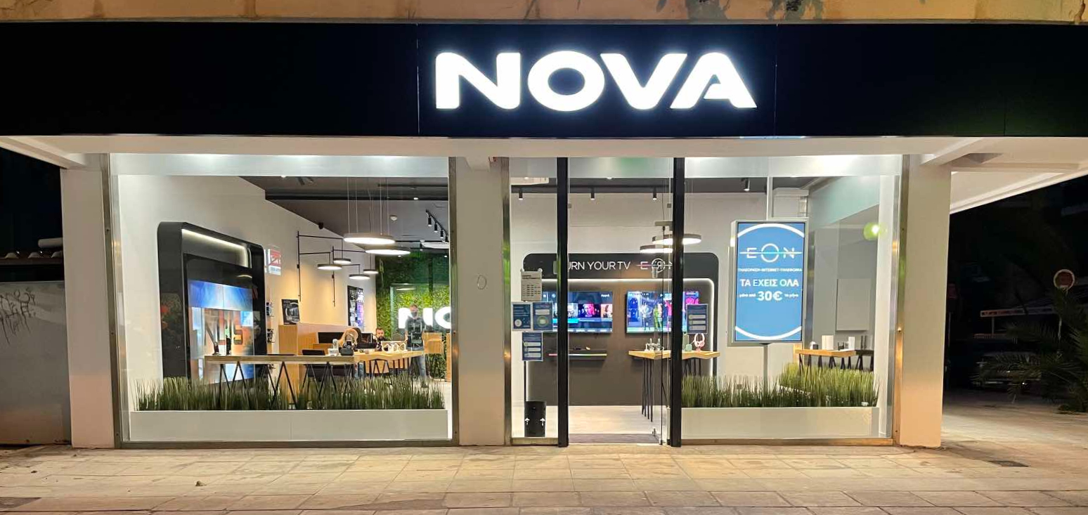 Sodobno oblikovanje telekom trgovine z digitalnimi prodajnimi elementi.