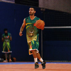 Atleta de basquete em plena ação, capturado no momento exato do drible, destacando a intensidade e a emoção do jogo – fotografia por Romulo Bittencourt