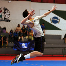 "Jogador de vôlei no auge do salto para um ataque poderoso, capturado com precisão para destacar a força e a emoção do esporte – fotografia profissional por Romulo Bittencourt."