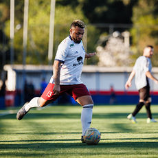 Jogador de futebol em ação, dominando a bola com habilidade – foto por Romulo Bittencourt