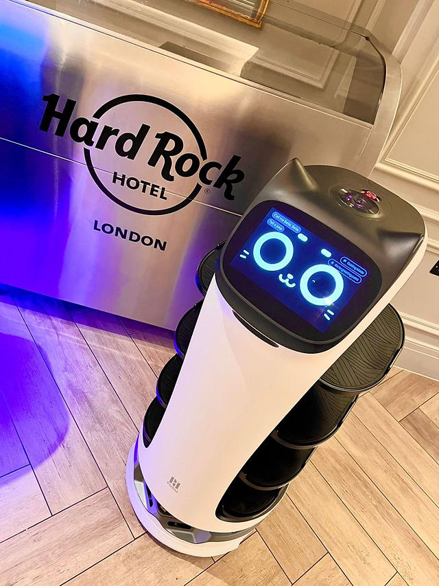 Robot Waiter in London - Hard Rock Cafe (HolaBot & BellaBot)