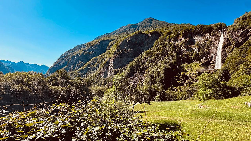 Wasserfall von Foroglio und Berglandschaft im Val Bavona