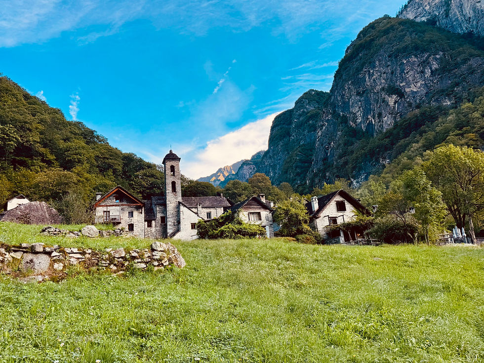 Historisches Dorf Foroglio mit Rustico Solforo und Kirche im Hintergrund