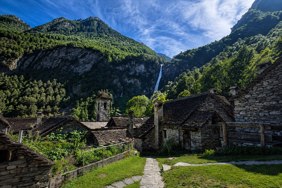 Historisches Dorf Foroglio mit Wasserfall im Val Bavona