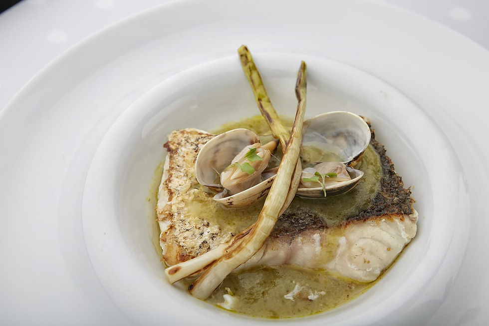 Merluza en Salsa verde con Ajetes de temporada y almejas . Pescaderías La Alondra