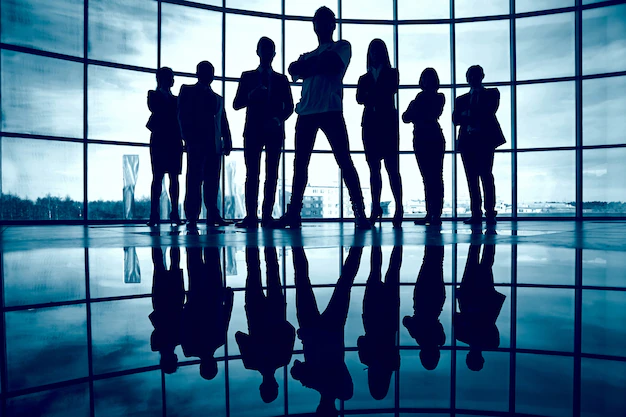 silhueta-de-empresarios-confiantes_1098-1768.webp