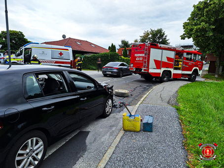 Aufräumarbeiten nach Verkehrsunfall