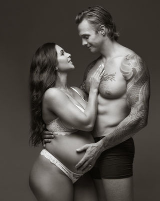 classy and elegant maternity portraits for discerning pregnant women and couples