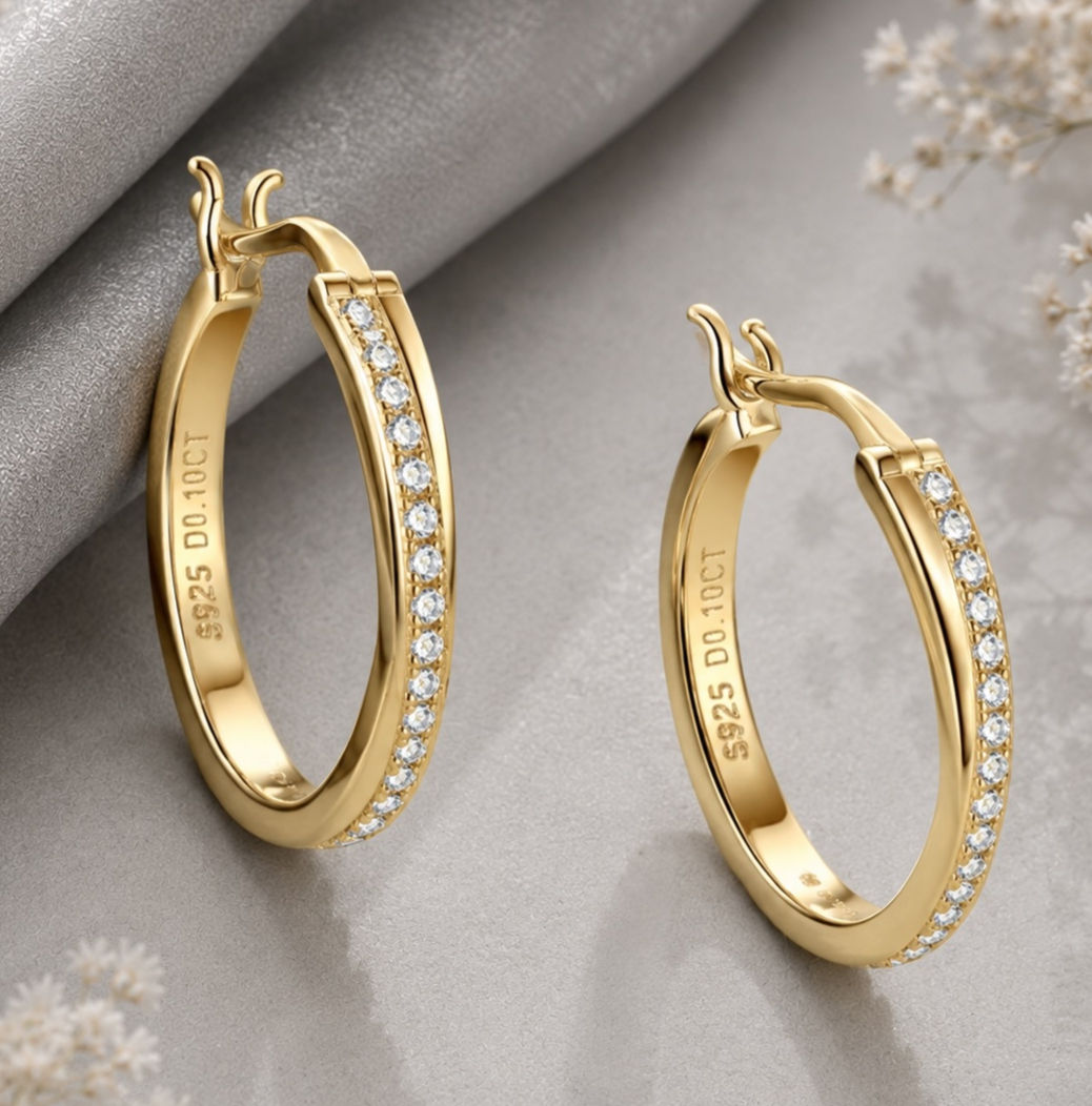 Luxe gouden oorringen met moissanite en kliksluiting