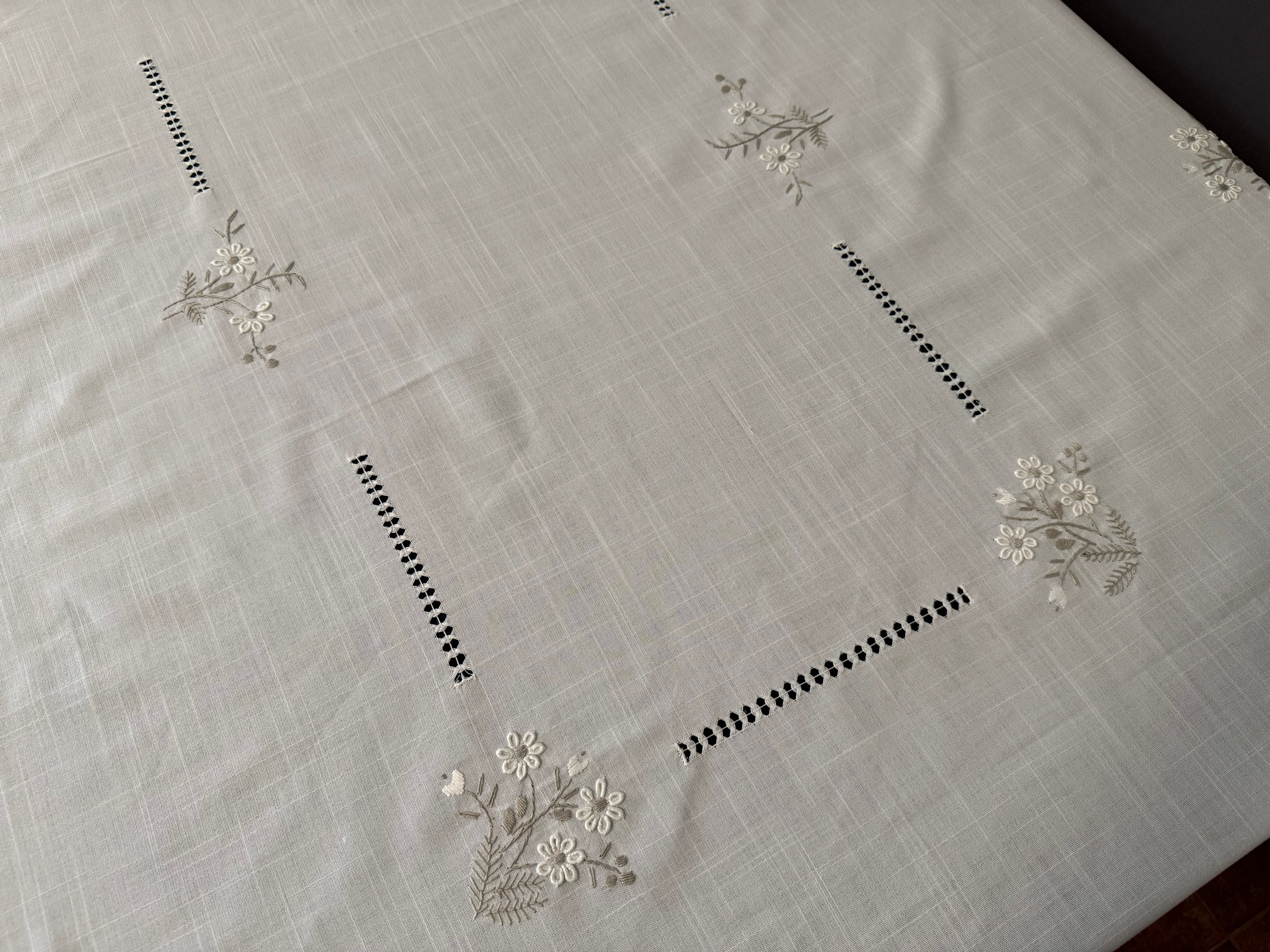 Toa. de Mesa - Branco e Creme