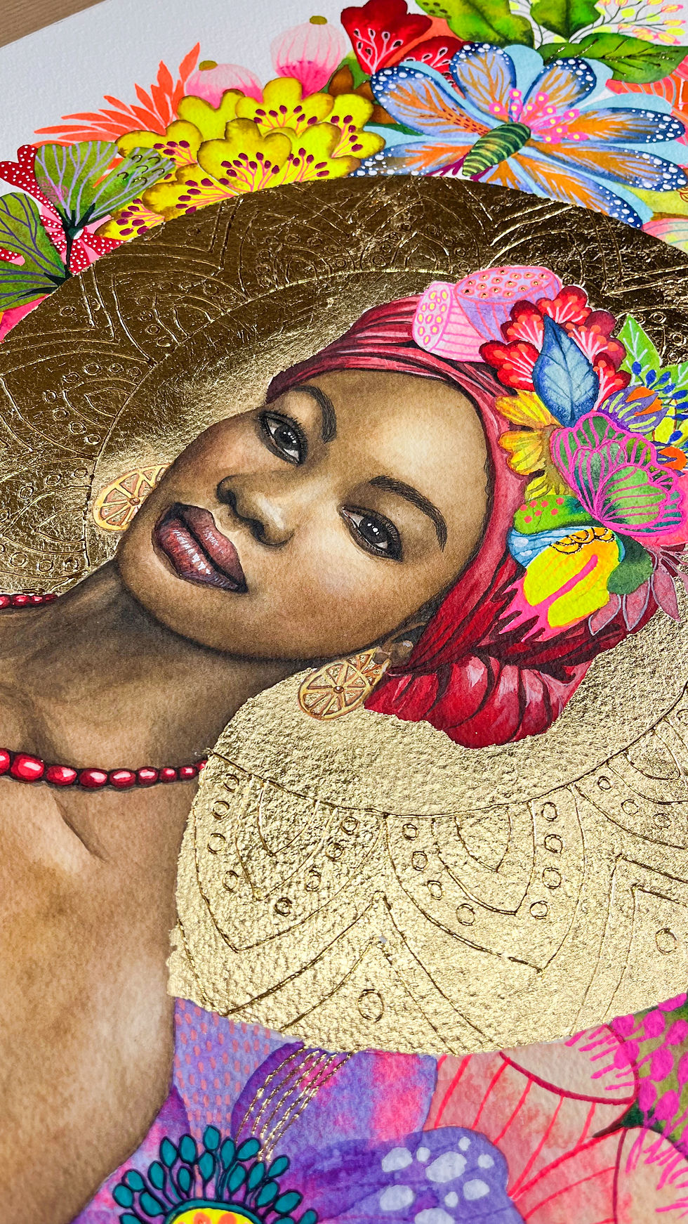 Thumbnail: Aquarelle artistique et poétique de Caroline Venencie, où l’icône d’une femme africaine rayonne au milieu d’un jardin floral