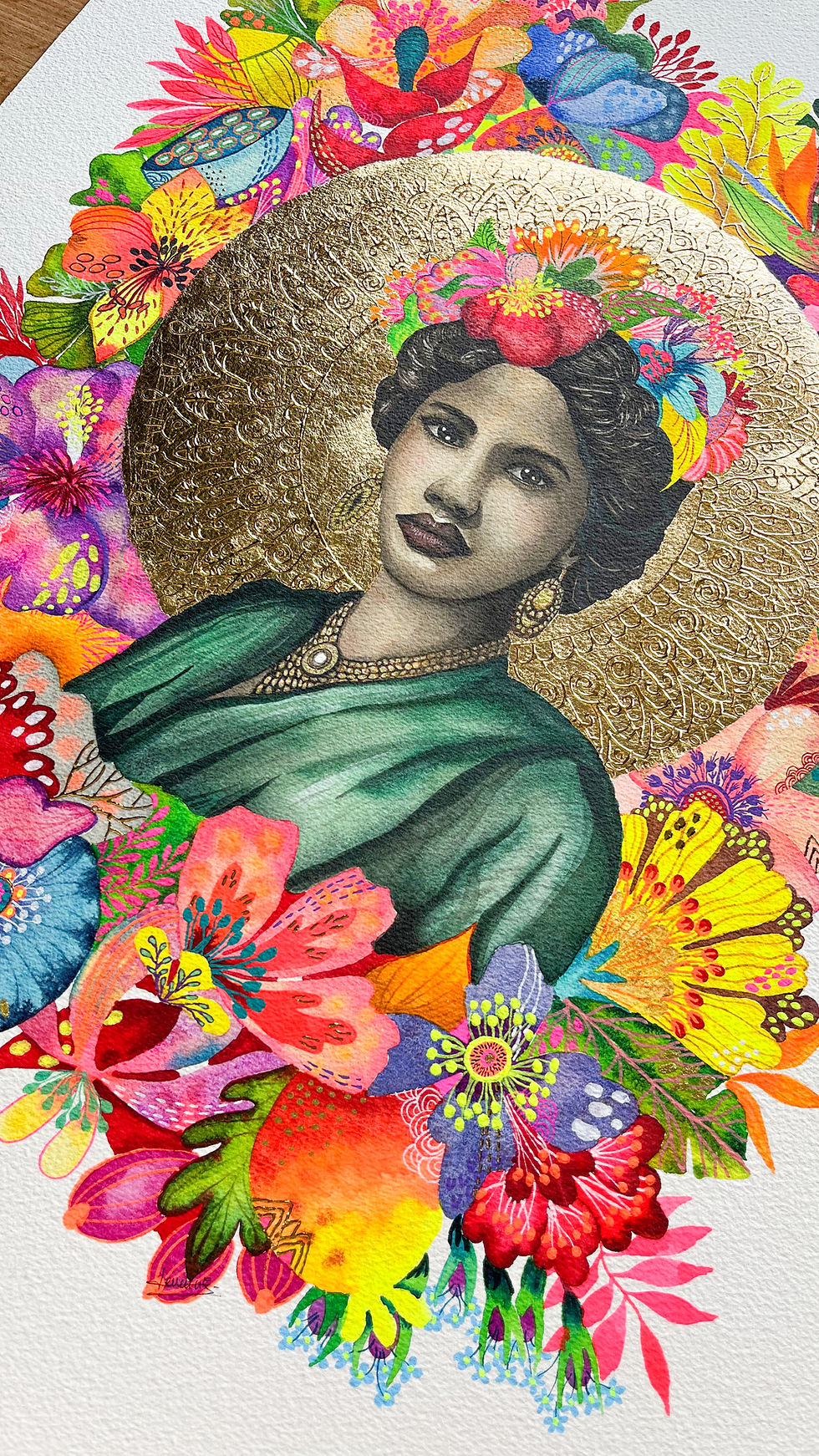 Thumbnail: Tableau d’art contemporain de Caroline Venencie, aquarelle colorée représentant une femme indienne parmi des fleurs exotiques
