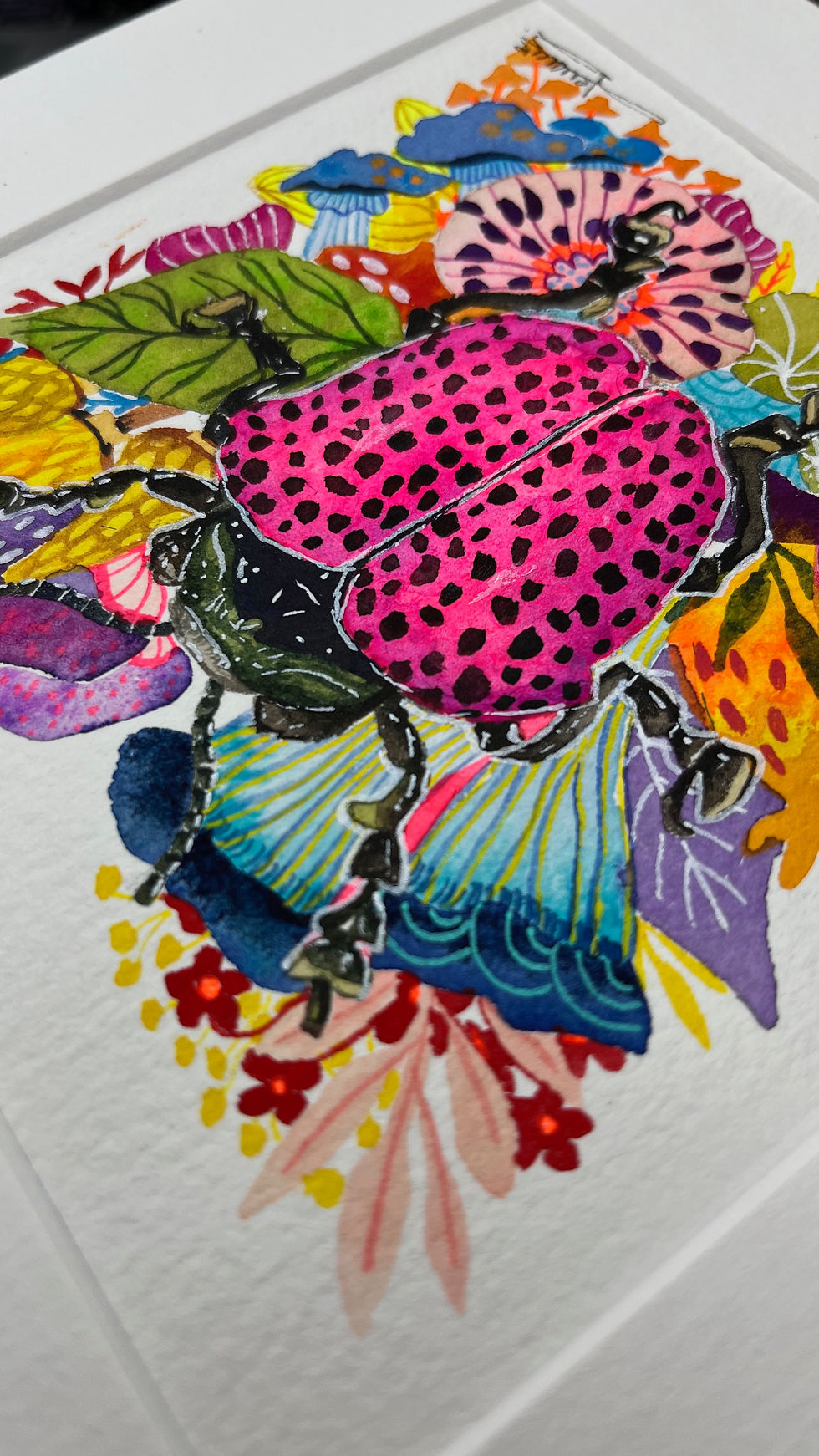 Thumbnail: Cadre insecte rose et champignons imaginaires présenté dans un intérieur haut de gamme, idéal pour leasing d’art.