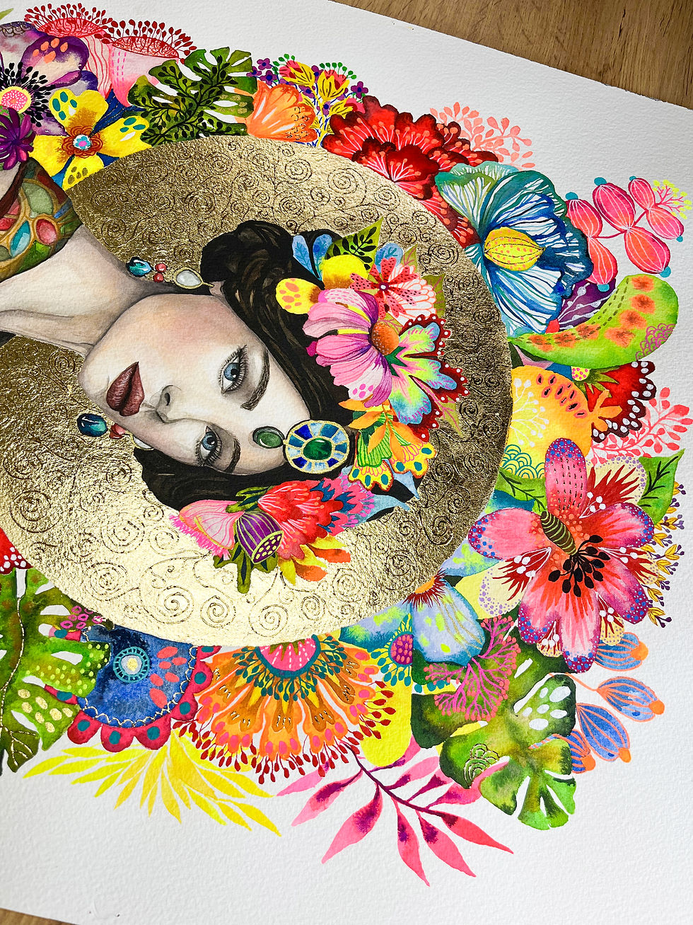 Thumbnail: Tirage d’art exposé dans un intérieur élégant, femme icône et fleurs exotiques pour collectionneurs.