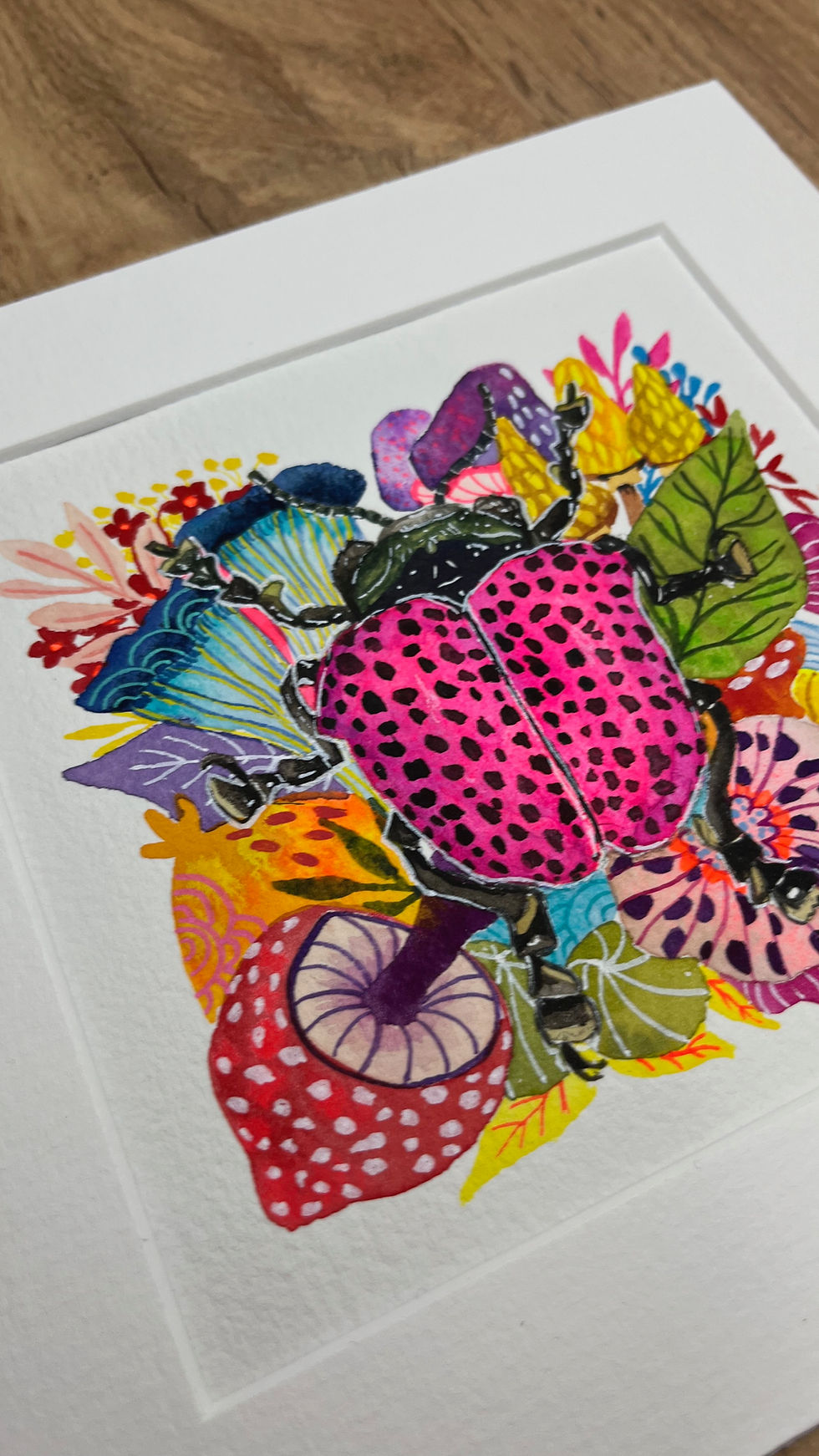 Thumbnail: Aquarelle du doryphore rose et fleurs colorées accrochée dans un salon luxueux, parfaite pour collectionneurs exigeants.