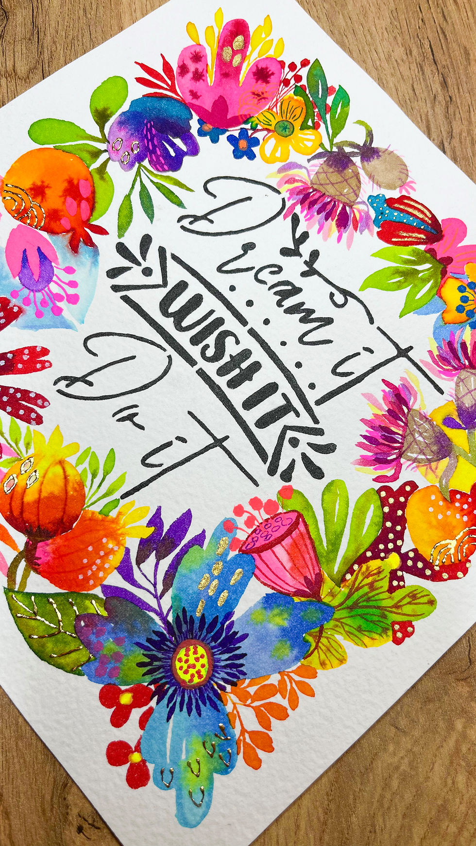 Thumbnail: Cadre aquarelle citation positive et couronne florale exotique, élément décoratif poétique pour sublimer un espace.