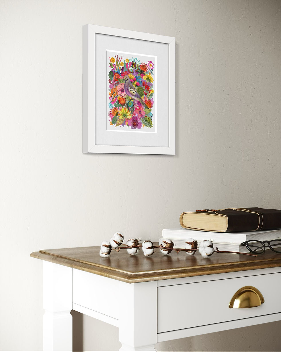 Tirage d’art exposé dans un intérieur élégant, tourterelle florale pour collection raffinée.