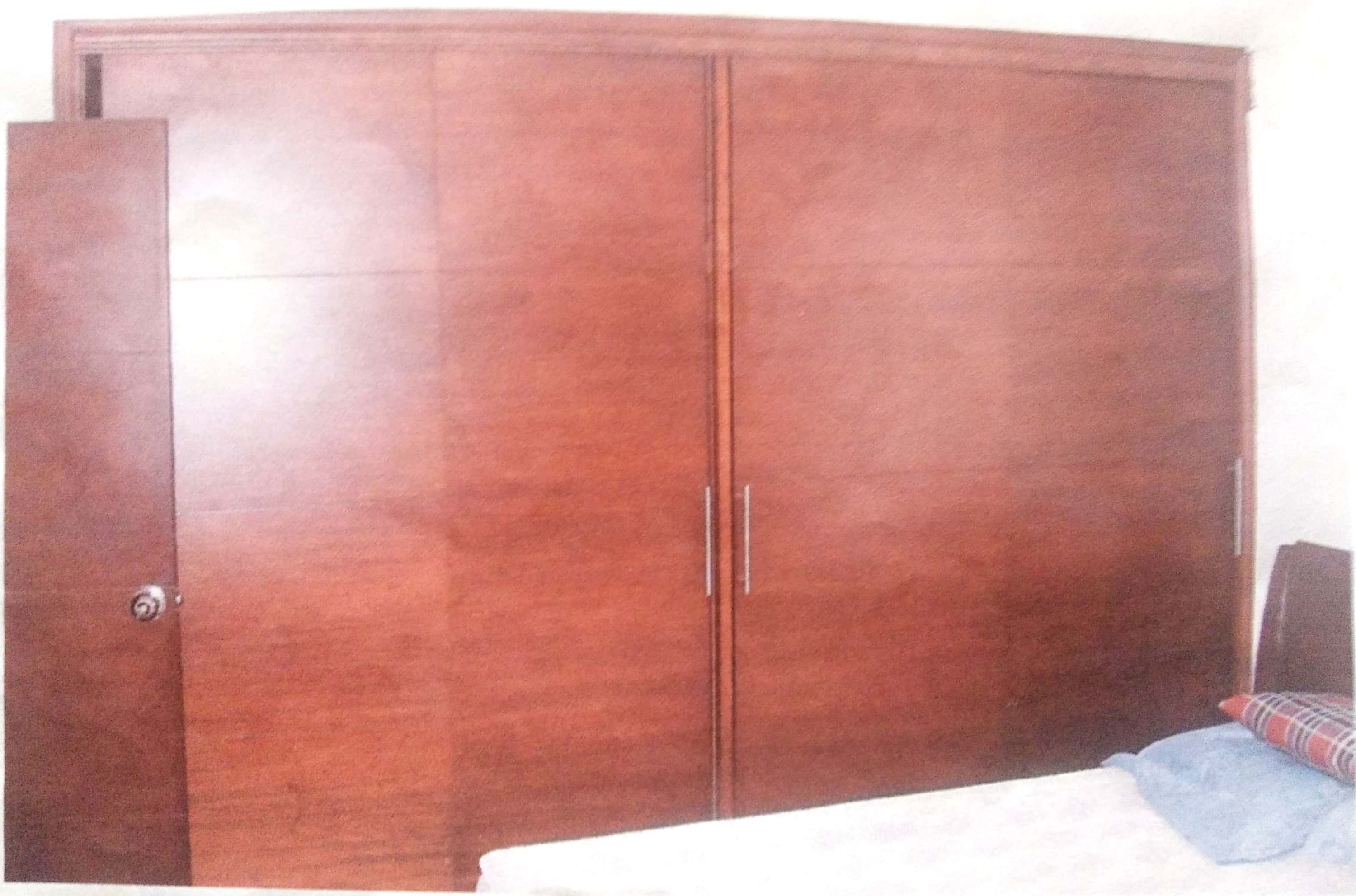Closet empotrado con puertas corredizas