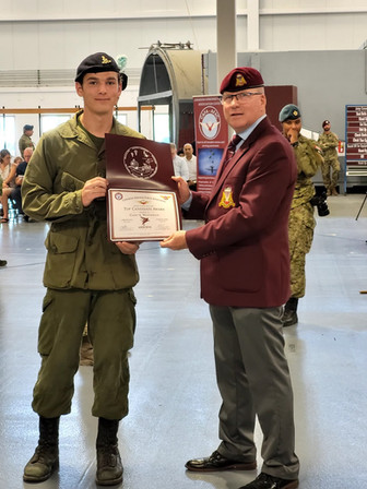 CAFA President Colonel (Retired) Bruce Ewing presents BPara serial 0263 winner, Cadet Weatherald from RCACC 788 with his Top Candidate Certificate. Le colonel (à la retraite) Bruce Ewing, président de l’AFAC, remet son certificat de meilleur candidat au cadet Weatherald, du CCAD RAC 788, pour le cours de Para élémentaire 0263.