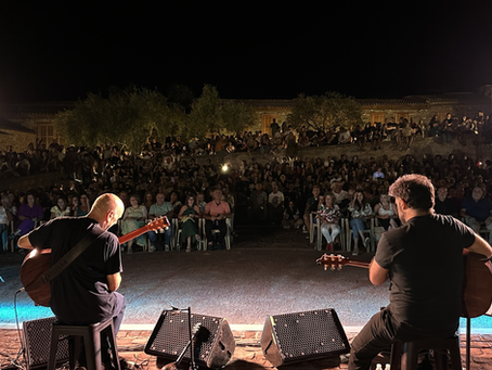 Ο Ορφέας Περίδης κατέκλυσε το μουσείο ελαιουργίας στην Αγία Παρασκευή