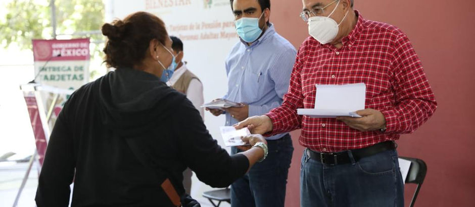 Rocha entrega Tarjetas del Bienestar para Adultos Mayores