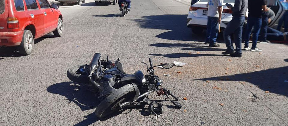 ¡¡CHOQUE ENTRE AUTO Y MOTO DEJA 1 LESIONADO EN LOS MOCHIS!!