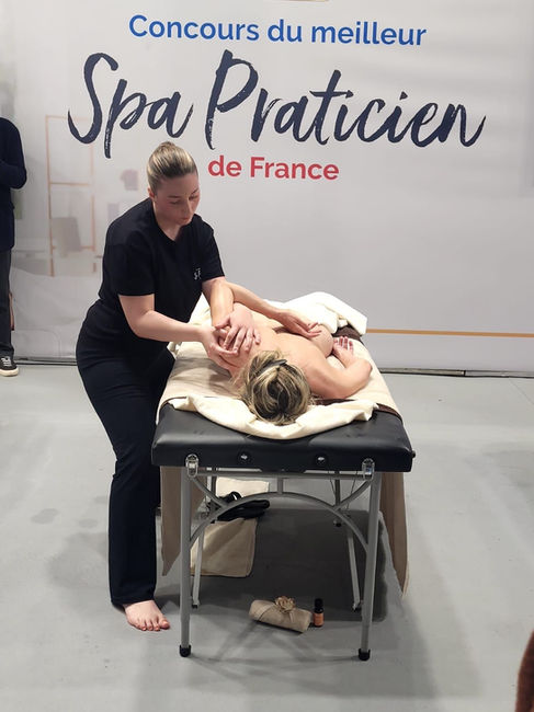 Spa praticienne qui masse de côté