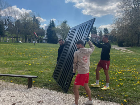 Equipes du Domaine de Marlioz qui met en place le nouvel espace "La Guinguette du Sequoia"