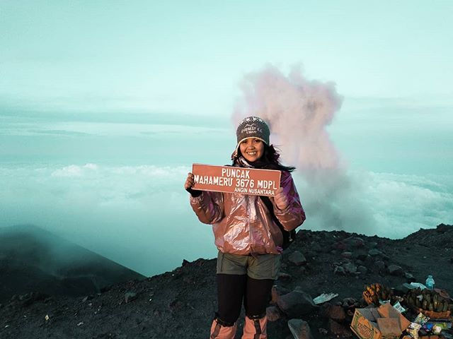 Puncak Mahameru dengan background le