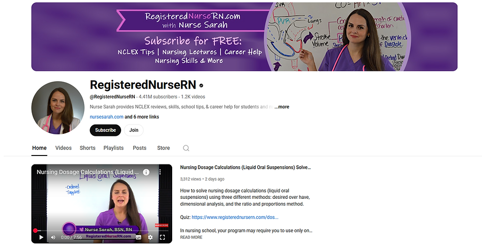 Una enfermera con uniforme morado enseña a calcular dosis en YouTube. El banner dice "RegisteredNurseRN.com". El fondo muestra diagramas de enfermería.