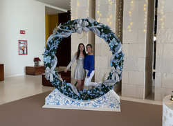 Marco decorativo gigante para fotos con temática navideña en color azul y plata, diseñado por DIVENT
