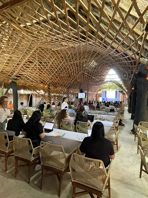 Configuración de una conferencia de negocios dentro de una palapa de diseño moderno, con equipo audiovisual, sillería premium y coordinación logística de DIVENTA en Cancún.