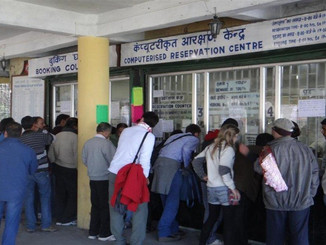 रेल यात्रा करने वाले लोगों को राहत, प्लेटफार्म टिकट के दामों में कमी।