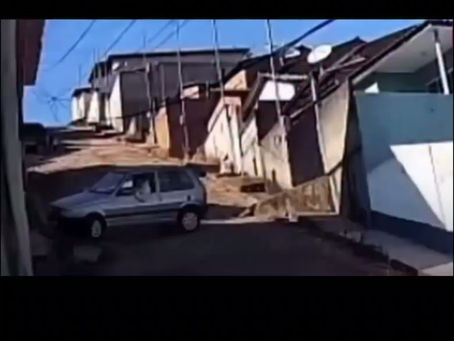 Vídeo registra carro capotando e despencando em ribanceira após tentativa de manobra