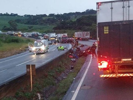 Picape capota na Fernão Dias, mata idosa de 82 anos e fere outras duas pessoas