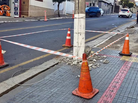 Caminhão bate em poste e deixa moradores e comerciantes sem energia por mais de 12 horas em Pouso Alegre, MG