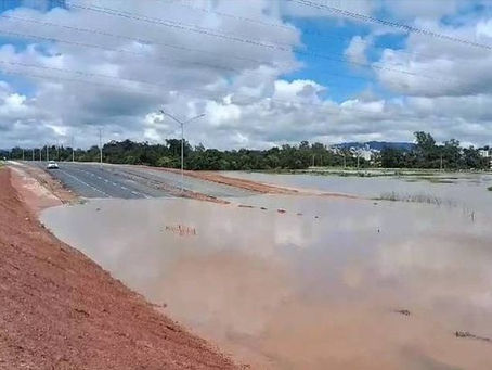 Rio Sapucaí Mirim transborda e interdita parte da Av. Faisqueira em Pouso Alegre
