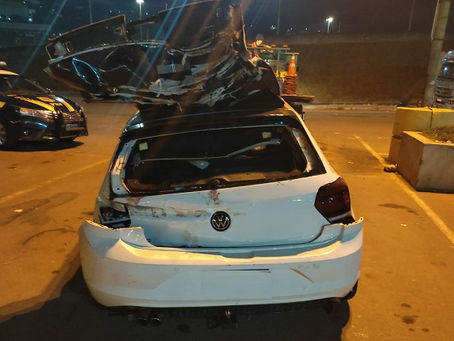 Carro fica destruído após atropelar cavalos na Fernão Dias