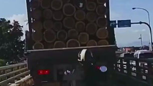 Vídeo mostra carros "saltando" durante forte terremoto no Japão.