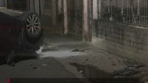 Carro desgovernado atinge casa e capota na madrugada de sábado (19), em Pouso Alegre.