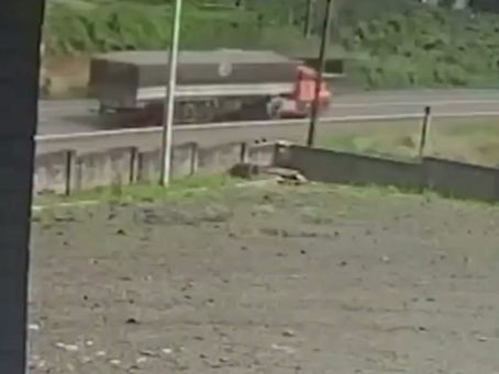 Caminhoneiro morre após colisão entre veículos de carga no Paraná