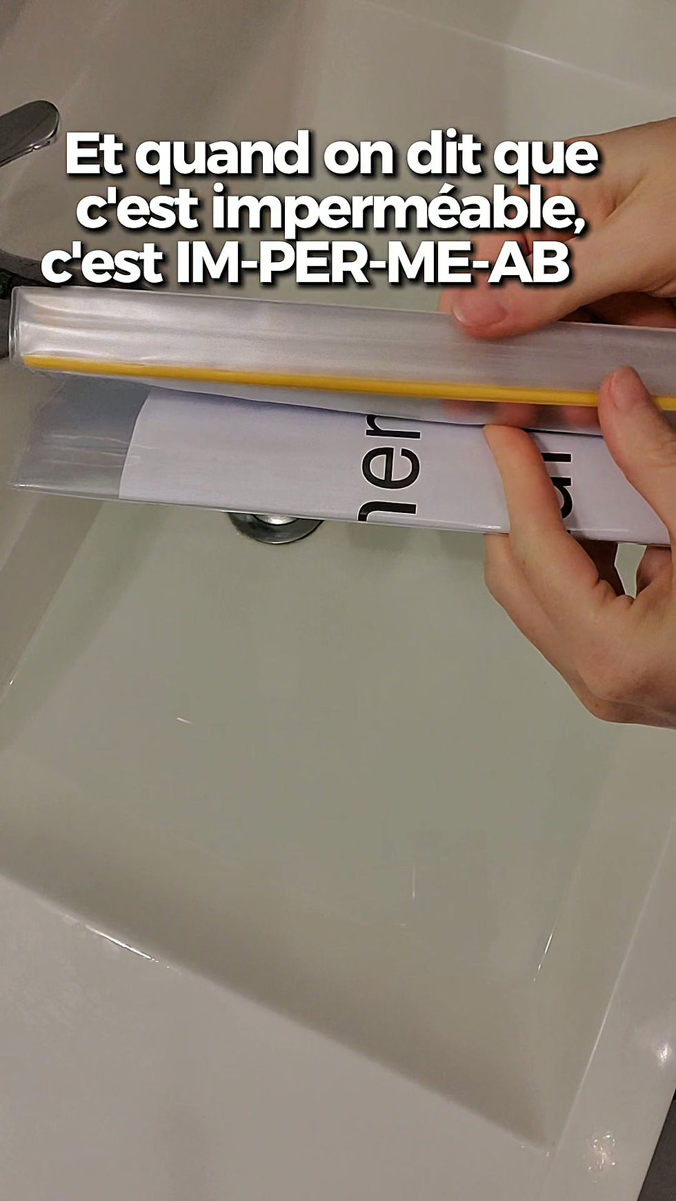 Miniature : Vidéo de présentation de la pochette étanche dans l'eau