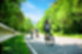 サイクリングをする三人組