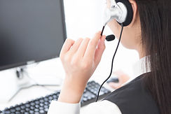 インカムをつけて問い合わせ対応している女性
