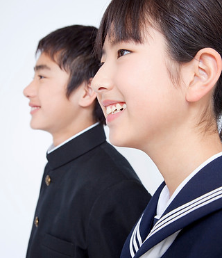 笑顔の中学生男女