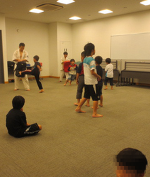 こども空手教室の稽古風景