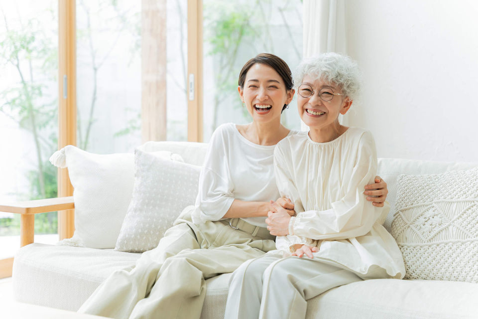 笑顔の高齢女性と娘さん