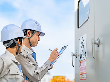 変電設備を点検する技術者